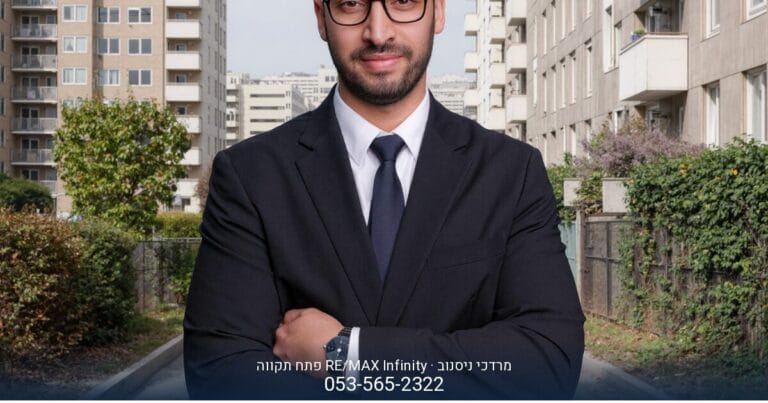 שוק אחדות בפתח תקווה, רחוב הומה אדם עם דוכנים וחנויות מקומיות