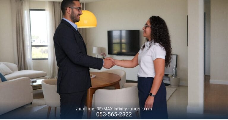 מרדכי ניסנוב, מתווך RE/MAX, משוחח עם לקוחה בחדר מודרני מרוהט בטוב טעם