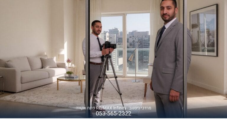 מרדכי ניסנוב, מתווך RE/MAX, מצלם נכס בפתח תקווה עם מצלמה מקצועית על חצובה