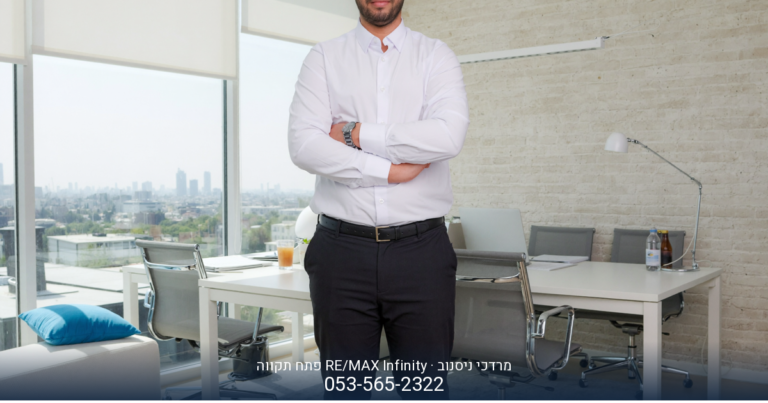 מתווך נדל"ן יושב ליד שולחן משרדי עם מחשב, לבוש חולצה לבנה ועניבה, מציג מקצועיות
