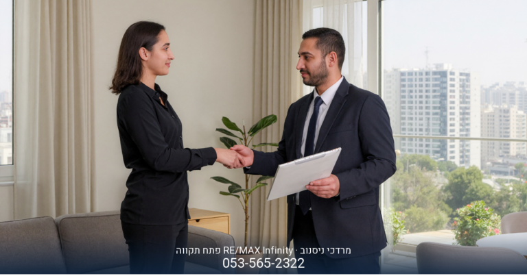 מרדכי ניסנוב, מתווך RE/MAX בפתח תקווה, לבוש חליפה ועניבה, יושב במשרד