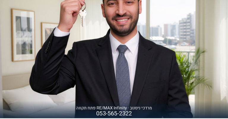 מרדכי ניסנוב, מתווך RE/MAX מפתח תקווה, בחליפה ועניבה מחויטים עם חיוך בטוח