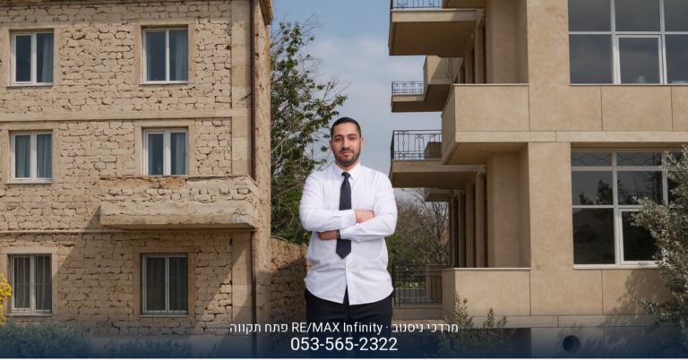 בניין מגורים חדש ומודרני בפתח תקווה לצד בניין ישן יותר, חלונות רבים נשקפים